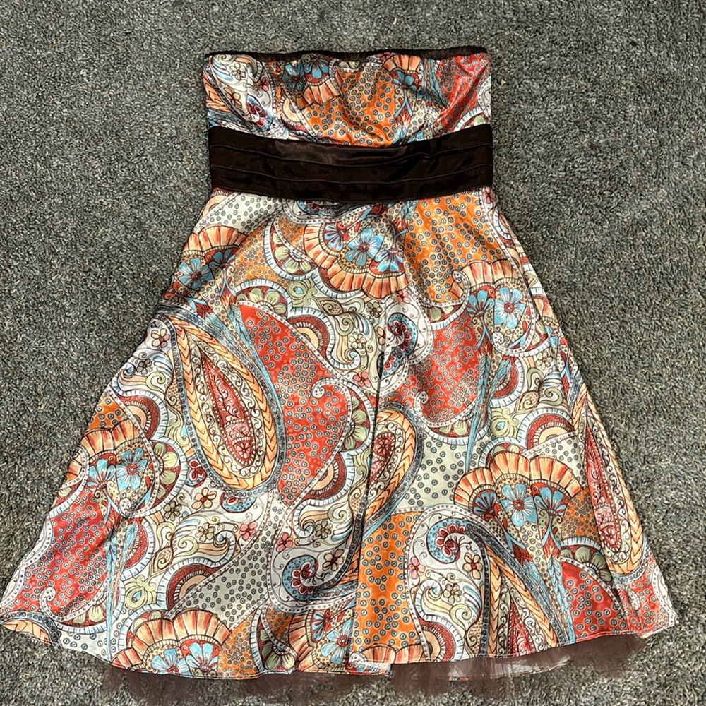 Women’s Size 5/6 strapless knee length dress.